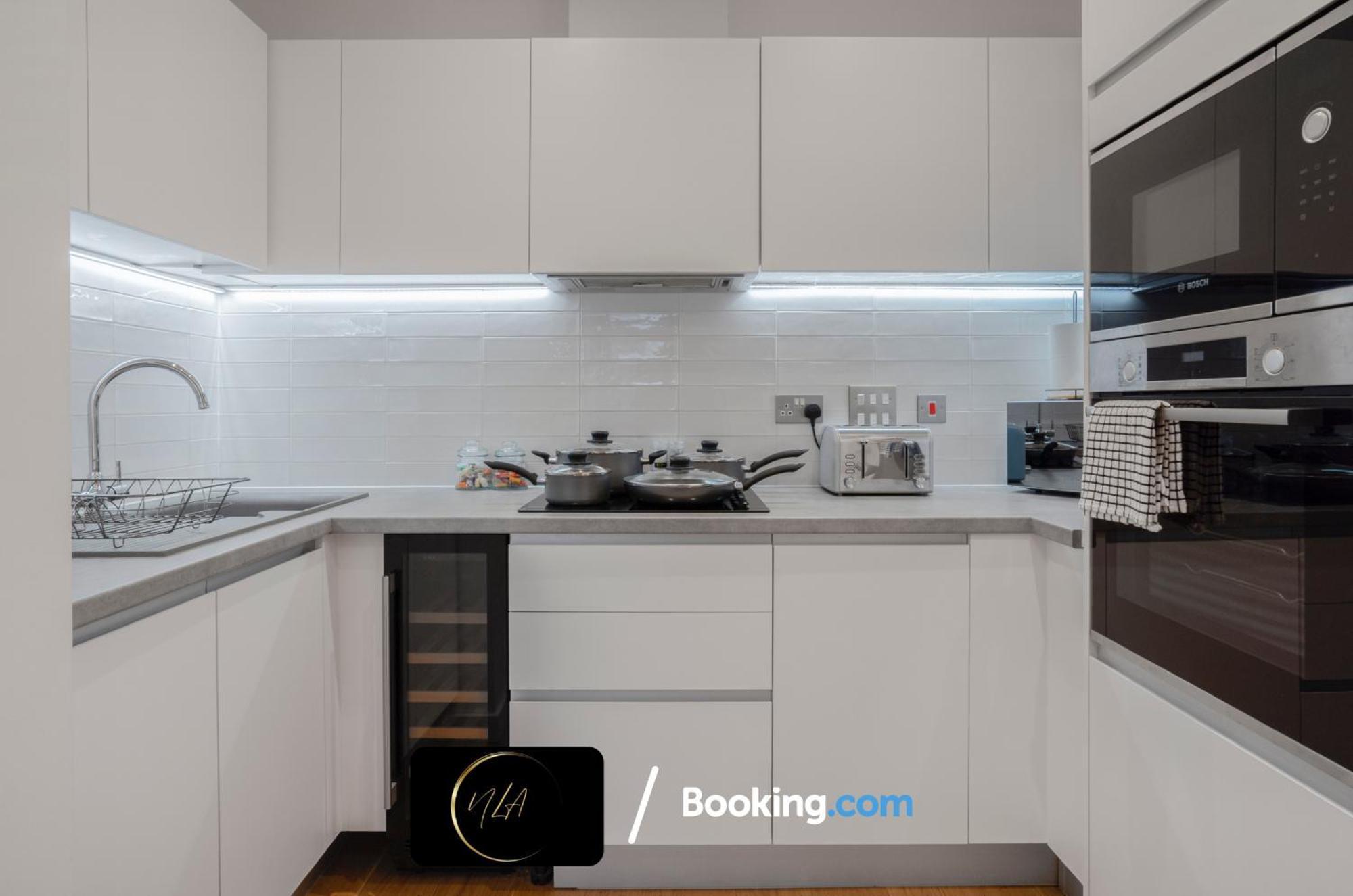 City Centre Apartment With Free Parking, 2 Bathrooms, Netflix And Wifi - Suitable For Contractors And Families - By Noor Luxury Accommodations Birmingham Exterior photo